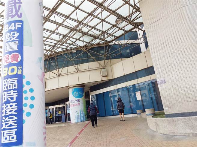 童医院也在各出入口张贴海报，让民眾获知临时接送区服务。(童综合医院提供)