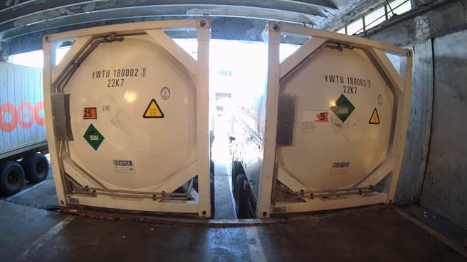 基隆海关及环保署毒化局年前在基隆港查获非法进口笑气槽柜54吨。（苗栗地检署提供／谢明俊苗栗传真）