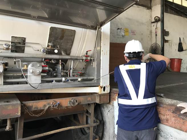 基隆海关及环保署毒化局年前在基隆港查获非法进口笑气槽柜54吨。（苗栗地检署提供／谢明俊苗栗传真）