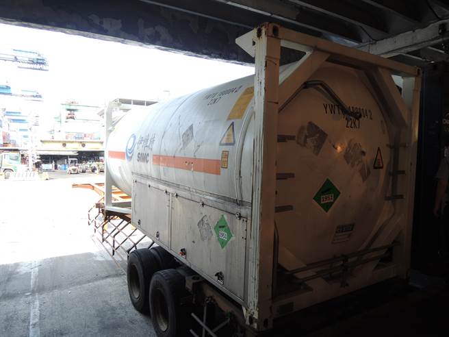 基隆海关及环保署毒化局年前在基隆港查获非法进口笑气槽柜54吨。（苗栗地检署提供／谢明俊苗栗传真）