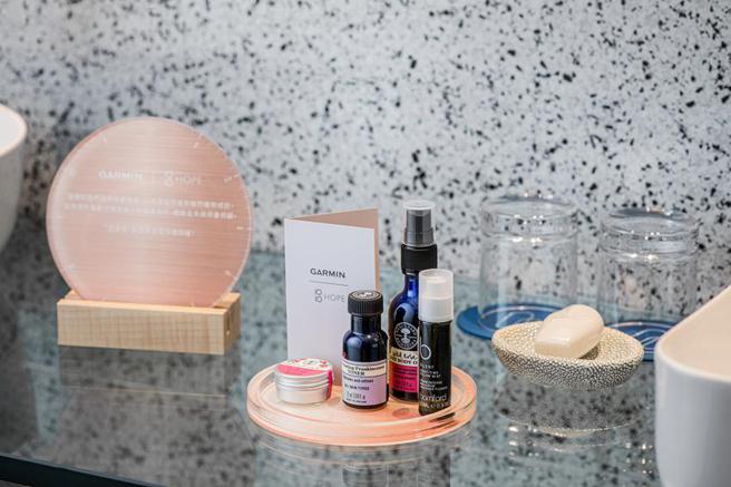 （寒居酒店Garmin主题房专属迎宾礼，有全新上市的新品腕表vivomove Trend、旅行眼罩及10/10HOPE保养护肤组。图／寒居酒店提供）