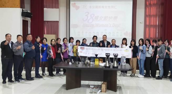 祝女警妇女节快乐，警局秒变咖啡馆办专属下午茶。（冯惠宜摄）