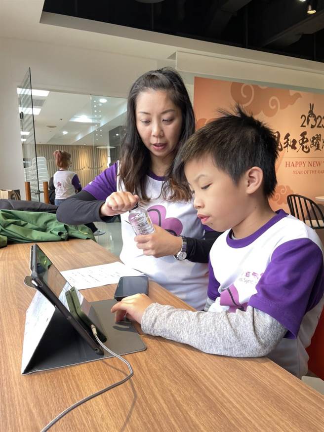台湾卓飞协会理事长张家瑜说，自从有药可用后，看到孩子有一点点进步都很感动。图郑郁蓁摄影
