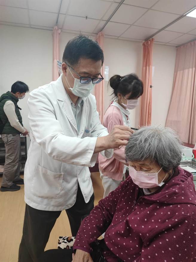 康主任表示，中医头皮针治疗失智症好处，一是可直接促进脑部血液循环，二是有头骨保护，相当安全。（部苗医院提供／李京升苗栗传真）