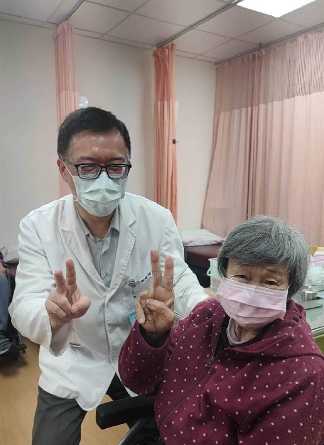 失智阿嬷经中医头皮针治疗后，逐渐思绪清楚，听到要和医师一起照相，开心做出手势。（部苗医院提供／李京升苗栗传真）
