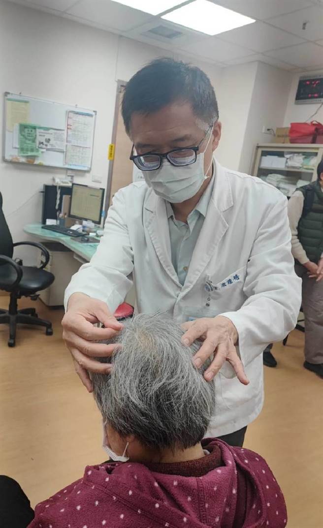 部苗中医科主任康锺禧细心为罹患失智症的82岁阿嬷进行头皮针治疗。（部苗医院提供／李京升苗栗传真）