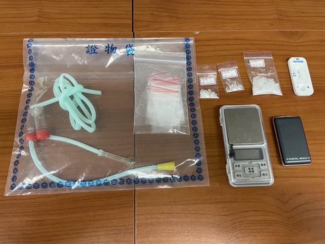 警方起获安非他命3包、吸食器、电子磅秤、分装袋及行动电话等证物。（翻摄照片／林郁平台北传真）