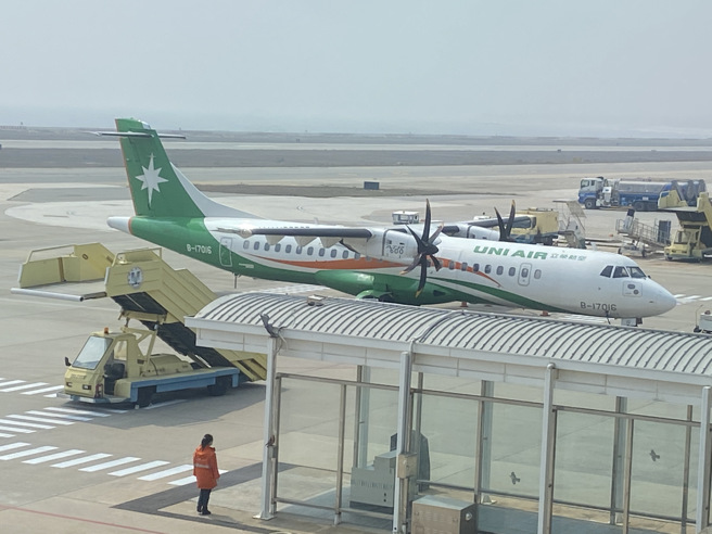 立荣航空今日上午原订9点15分由金门飞往高雄的班机，因引擎故障紧急折返金门平安降落。(于家麒摄)