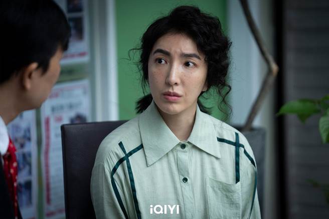 杨谨华为让角色更立体，自动提出脸上加雀斑牺牲色相。（爱奇艺国际站提供）