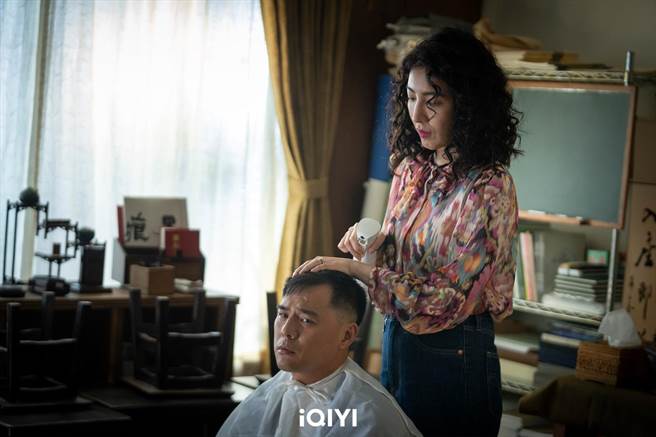 杨谨华（右）和窦智孔演夫妻。（爱奇艺国际站提供）