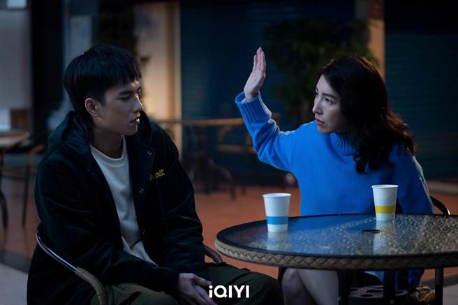 杨谨华（右）和曾敬骅演母子。（爱奇艺国际站提供）