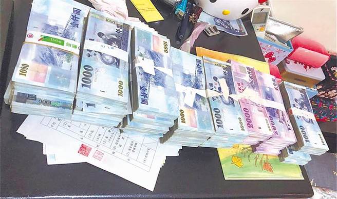 周嫌跟著林姓大哥經營靈骨塔詐騙，警方查扣現金及帳冊。（警方提巷）