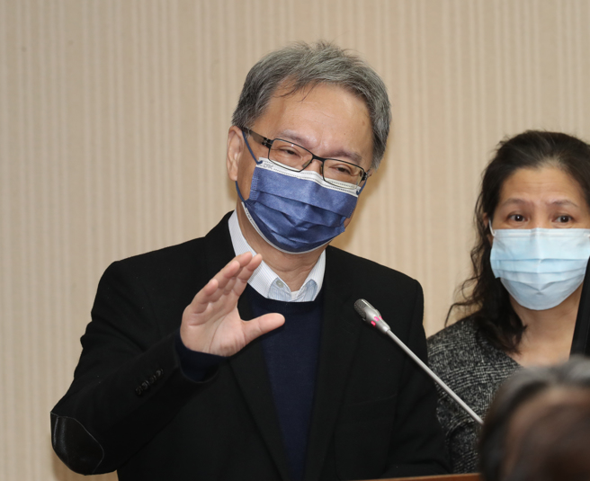 立法院社福及卫环委员会2日审查「社会福利基本法草案」，卫福部长薛瑞元（见图）列席并上台答询。（刘宗龙摄）