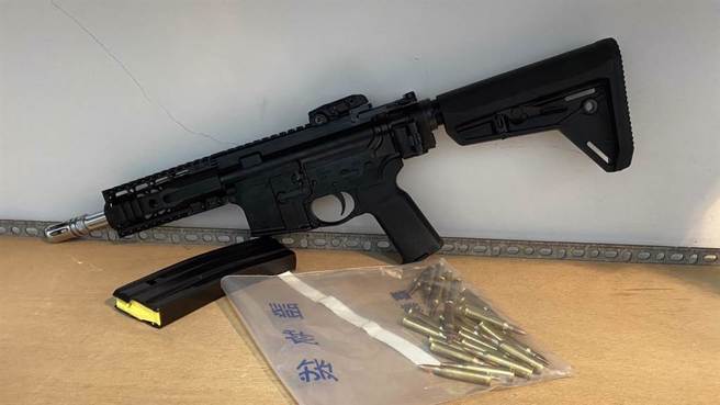 警方查扣邱嫌犯案的改造M4A1步枪。（读者提供／廖素慧嘉义传真）