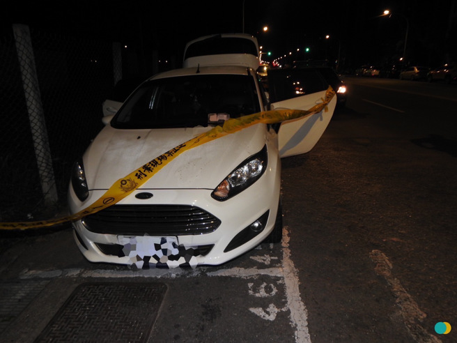 新北鶯歌一家權利車業者今(2)日凌晨1時許至鳳鳴路某處停車格內執行拖車作業，過程中竟發現疑似有女子倒臥後座，明顯死亡，讓2名工作人員嚇得馬上報警。（翻攝照片）