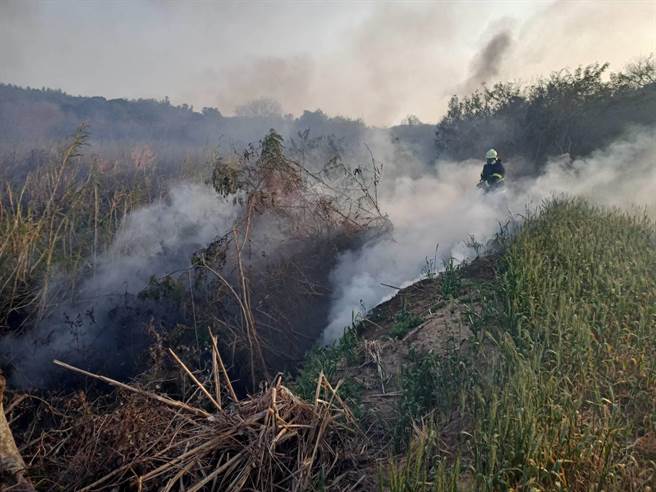 金门珠山聚落往靶场间发生火烧埔意外，烧掉了近1500平方公尺的林间田野。(图／金门县消防局提供)