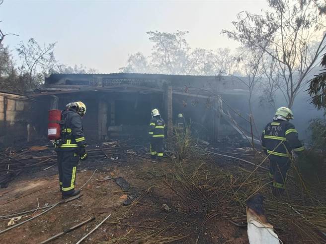 金门珠山聚落往靶场间发生火烧埔意外，烧掉了近1500平方公尺的林间田野。(图／金门县消防局提供)