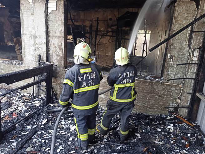 金门吴厝环岛西路1段与泰仰路T字路口附近今早又发生废弃铁皮屋火警，打火弟兄疲于奔命。(图／金门县消防局提供)
