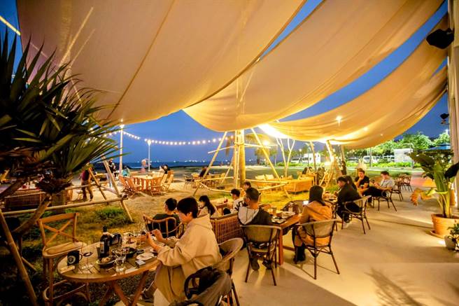 充满南洋度假风的海之星沙滩俱乐部凭演唱会门票可享85折优惠。（柯宗纬翻摄）