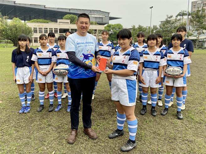 宜兰县东光国中家长会长林杰汉（左）特别到校颁发奖金，表扬同学们。（吴佩蓉摄）