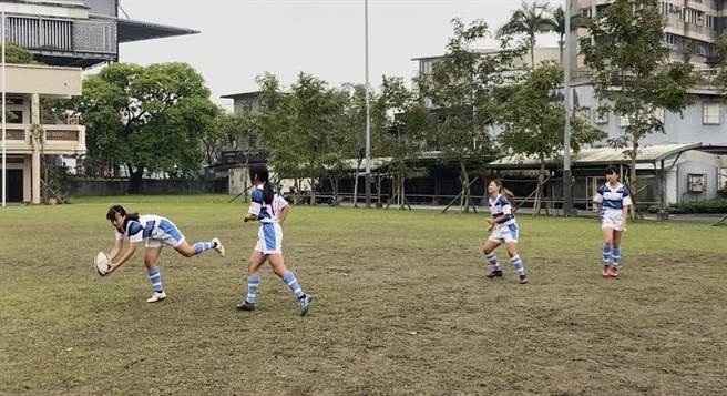 东光国中女子橄榄球队平时练习状况。（吴佩蓉摄）