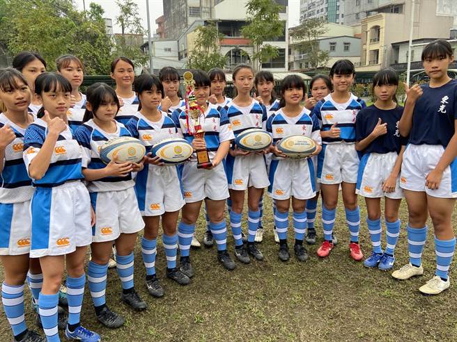 宜兰县东光国中女子橄榄球队于全国锦标赛中蝉联冠军。（吴佩蓉摄）