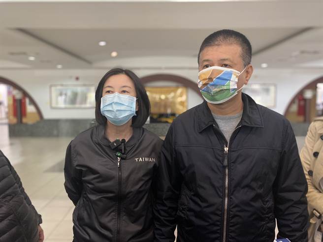 台南正副議長邱莉莉、林志展下午在議會受訪，重申要找回清白。(曹婷婷攝)