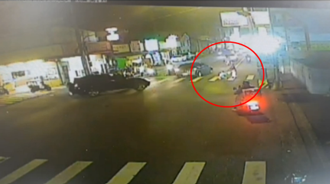 離譜行人地獄！台中嬤推嬰兒車過馬路「13車全不讓」，心酸畫面流出。(翻攝畫面)