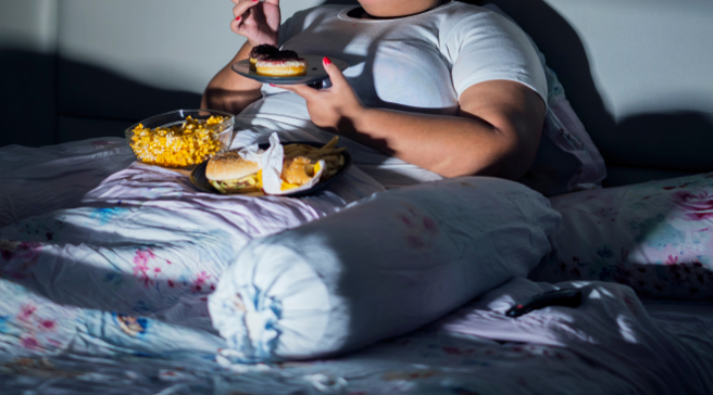 一对英国夫妇任由身有残疾的16岁女儿置身极度脏乱的环境，最后因病态肥胖死于家中。（示意图／shutterstock）