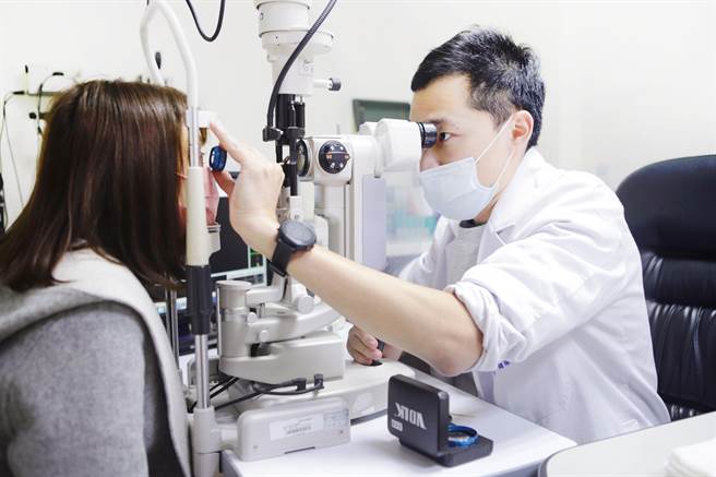 罗东博爱医院黄培维医师表示，老花、看不清楚、眩光或怕光，都是白内障的症状，虽然病程进展缓慢，但都是水晶体逐渐老化的特徵。（罗东博爱医院提供／吴佩蓉宜兰传真）