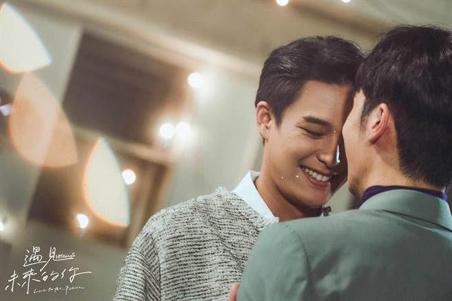 安俊朋（左）与林嘉威饰演无血缘兄弟，修成正果。（LINE TV提供）