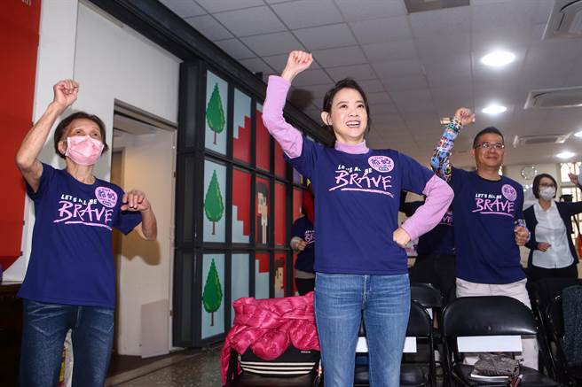 健走大使-曾宝仪（右）出席弘道「2023爷奶Color Walk-勇敢不惧 肌发热情(台北场)」健走起跑记者会，跟89岁廖淑珍阿嬷（左）跳操。（邓博仁摄）