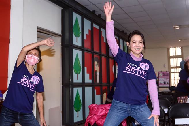 曾宝仪（右）佩服89岁廖淑珍阿嬷（左）体力惊人。（邓博仁摄）