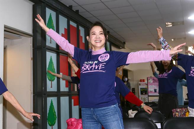 健走大使-曾宝仪2日出席弘道「2023爷奶Color Walk-勇敢不惧 肌发热情(台北场)」健走起跑记者会，看着89岁廖淑珍阿嬷现场跳起芭雷舞，用运动维持身体健康勇敢尝试新挑战，大吃一惊。（邓博仁摄）