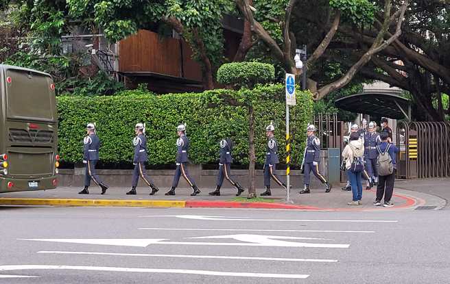 太靈異！儀隊弟兄的「頭」消失嚇壞他，1.4萬人狂放大：到底在哪？(翻攝臉書路上觀察學院)