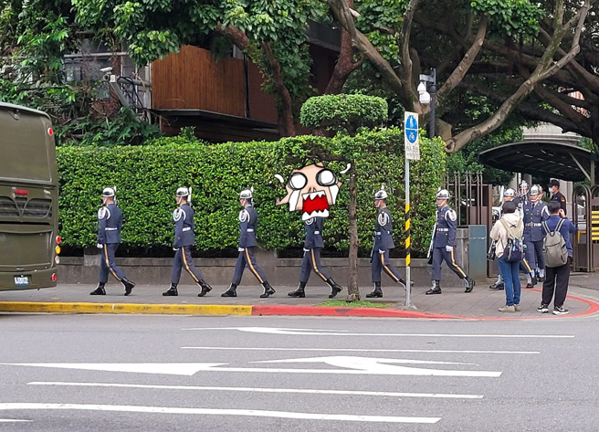 太靈異！儀隊弟兄的「頭」消失嚇壞他，1.4萬人狂放大：到底在哪？(翻攝臉書路上觀察學院)