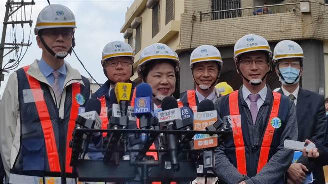 經濟部長王美花（中）表示，已經對南部啟動抗旱措施。（賴佑維）