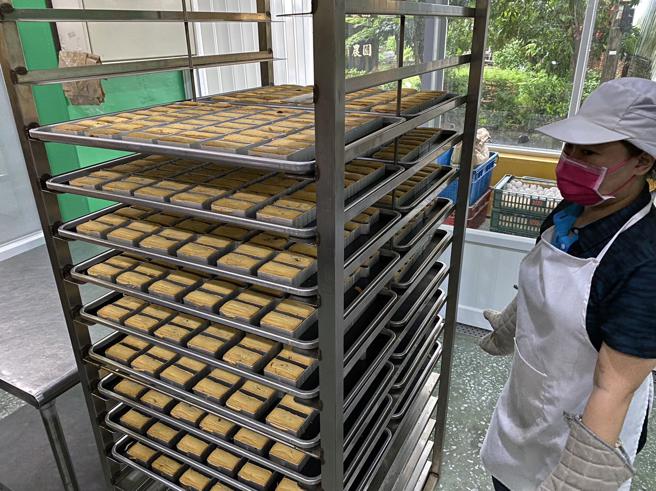 高市府已与三家食品加工厂合作，凤梨鲜果制成果乾、果馅及果汁等加工品(高雄市农业局提供)