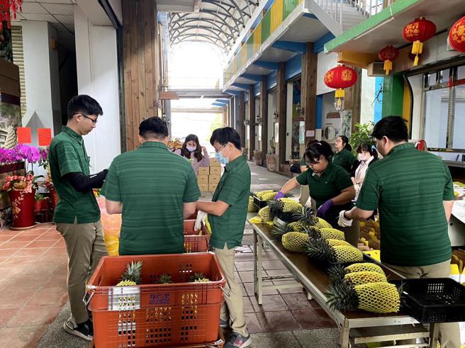 农业局也利用多元行销，多角化行销高雄凤梨。(高雄市农业局提供)