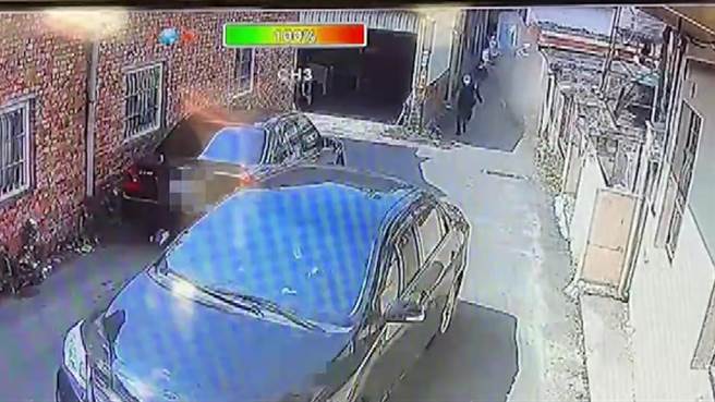 遭波及的機車騎士連人帶車翻轉好幾圈，所幸最終自行爬起，只有受到驚嚇。（民眾提供／吳建輝彰化傳真）