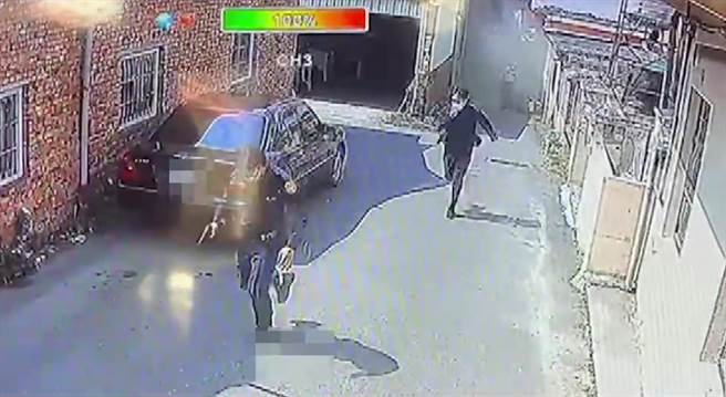 員警對車內開了1槍，不料陳男心一狠竟往前衝撞擋在前面的機車，警方在後面追趕。（民眾提供／吳建輝彰化傳真）