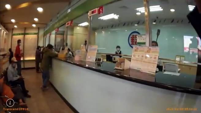 屏东里港乡6旬高姓老妇日前结识网友后，听信网友投资美金可赚取价差，幸警方及时劝阻，保住近61万的积蓄。（警方提供／谢佳潾屏东传真）