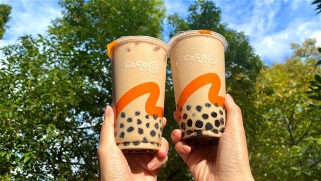 CoCo都可即起至6日祭出「中杯珍奶」、「中杯莓果派对」买1送1。（CoCo提供）