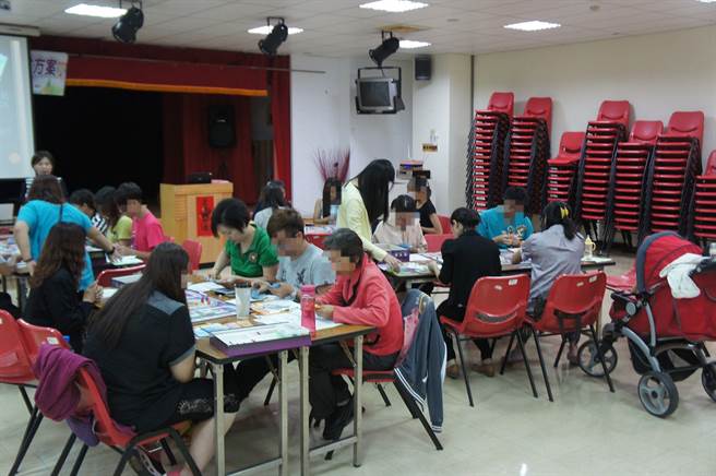 云林县府积极协助弱势家庭脱贫，定期为弱势家庭孩子开办理财课程。（本报资料照片）