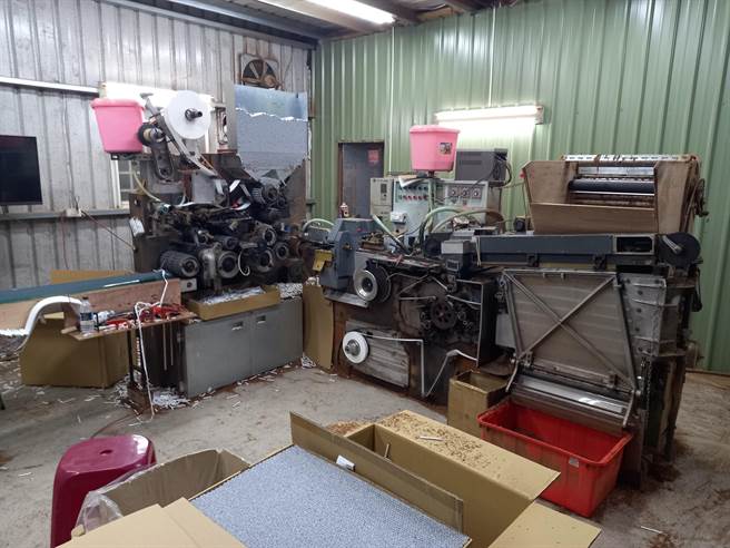 查获地下制菸厂之制菸机具及私菸成品。(市府提供／蔡依珍桃园传真)