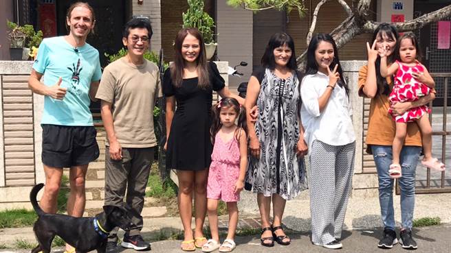 导演魏德圣担任《谁来晚餐14》来宾，拜访来自捷克「跑山兽」称号的登山搜救高手Petr一家。（公视提供）