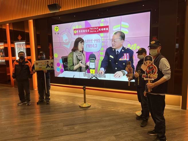 斗六分局员警到斗六市环球中华影城宣导反诈骗。（斗六分局提供）