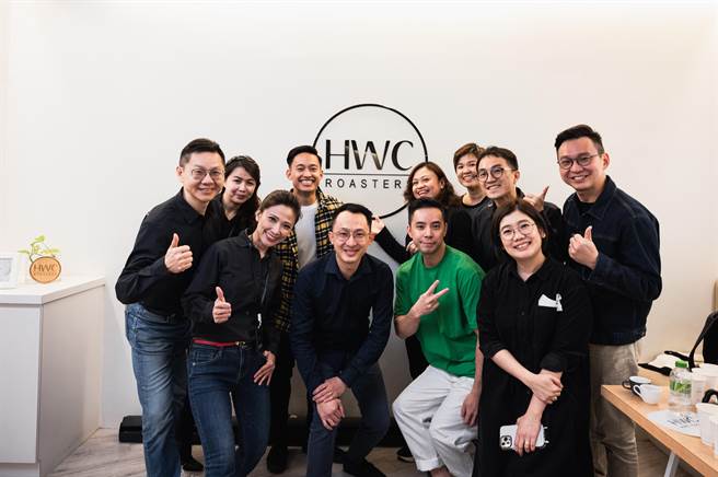 HWC黑沃咖啡去年携手马来西亚福库国际大举在马国布点，大马合作伙伴是福库国际创办人许建川（右1）率大马媒体团访台。（黑沃咖啡提供／冯惠宜台中传真）