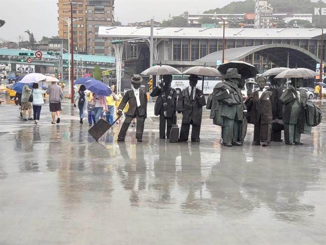 国际疫情趋缓后，下周将有邮轮停靠基隆港，基隆市政府推出邮轮旅客打卡折页，带邮轮观光客走逛基隆。图为国门广场上的朱铭雕塑作品《绅士》。（张志康摄）