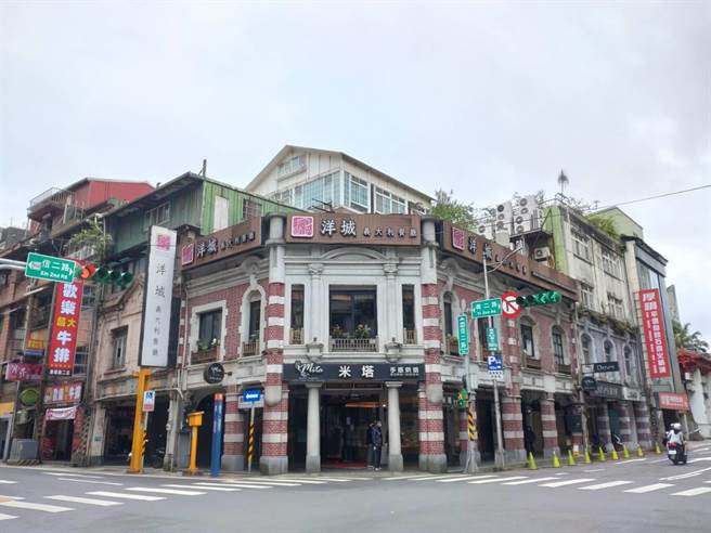 国际疫情趋缓后，下周将有邮轮停靠基隆港，基隆市政府推出邮轮旅客打卡折页，带邮轮观光客走逛基隆。图为曾为岸田吴服店的义大利餐厅。（张志康摄）